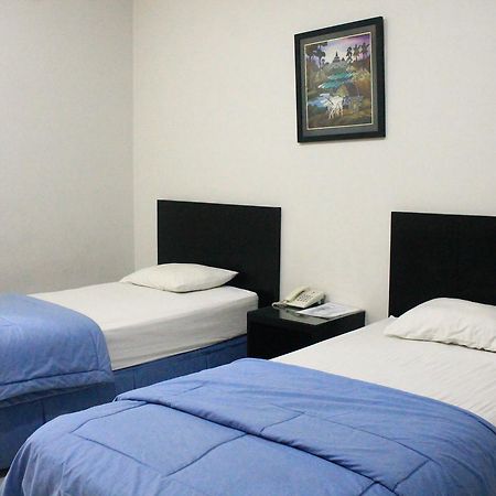 Carica Homestay スラバヤ エクステリア 写真