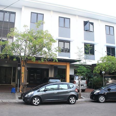 Carica Homestay スラバヤ エクステリア 写真